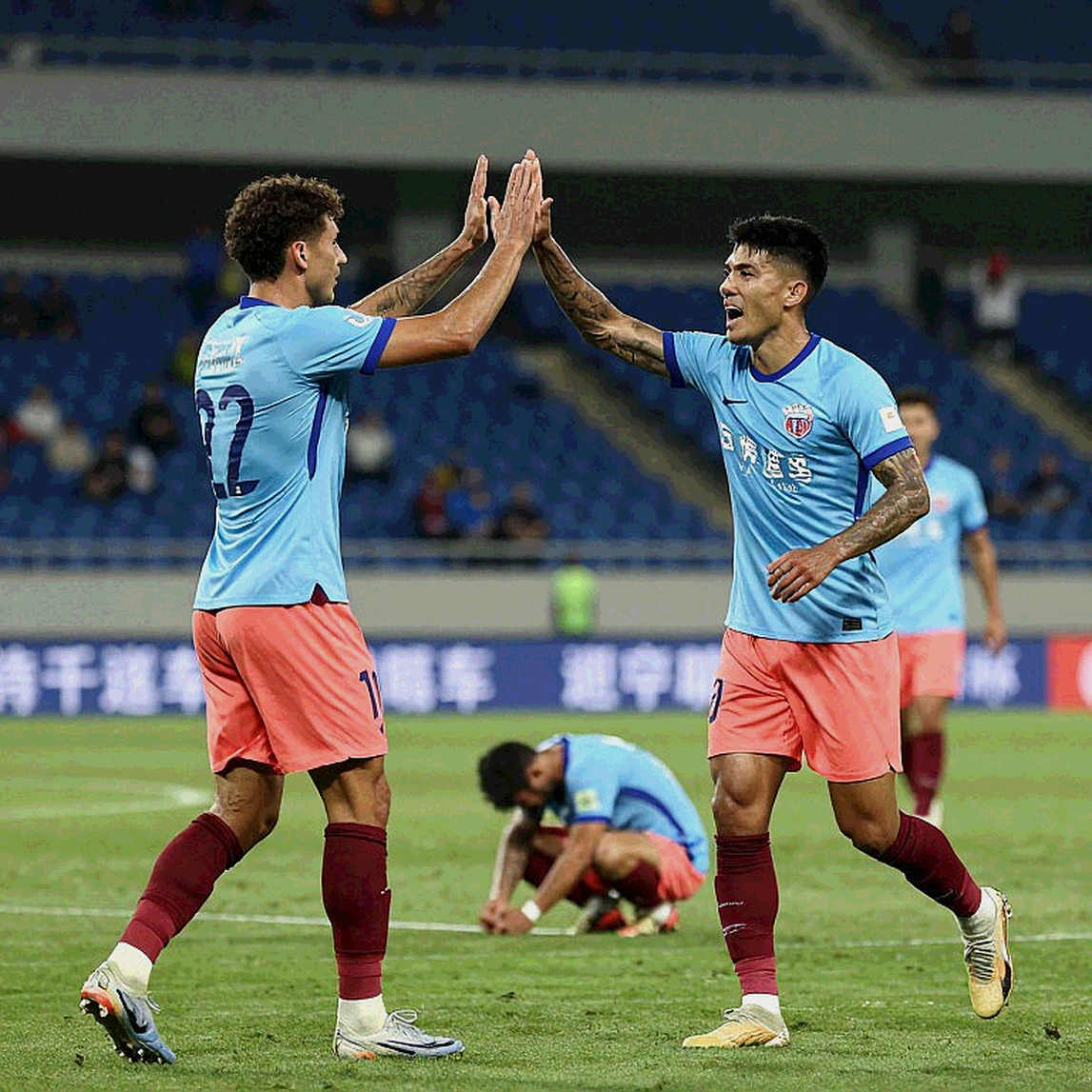 Xe lu, đôi chân 35 tuổi và tiếng cười của Andros Townsend trên đất Thái