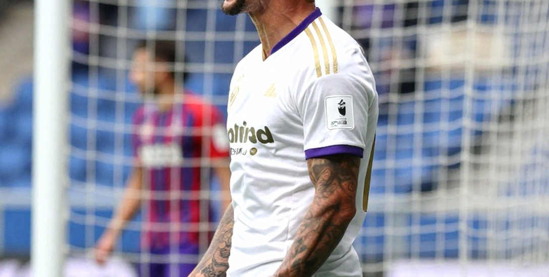 In a Noisy Football News Stream, the Beat Keeper Verifies Before Speaking In a Noisy Football News Stream, the Beat Keeper Verifies Before Speaking