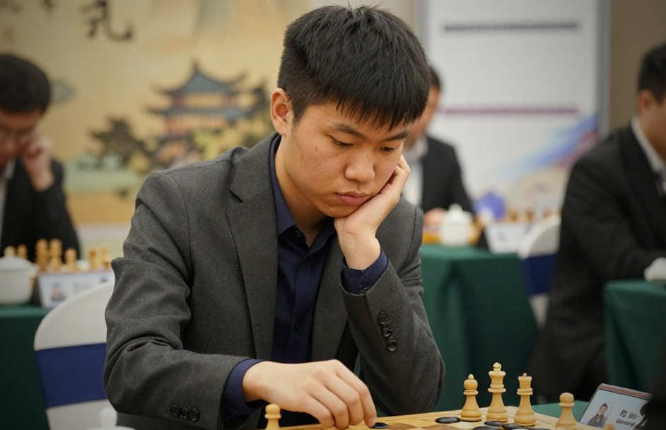 Cô bé mười một tuổi, hiệu suất 2504 và nước cờ 3.Bc4 ở Olympiad Samarkand