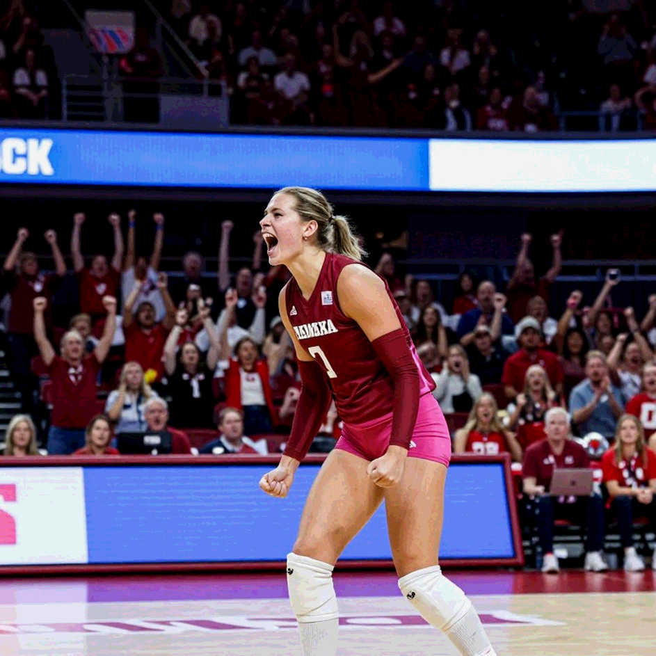Nebraska quét Creighton 3-0 và cột mốc 15.405 khán giả: bóng chuyền nữ đại học Mỹ nâng trần nhà Nebraska quét Creighton 3-0 và cột mốc 15.405 khán giả: bóng chuyền nữ đại học Mỹ nâng trần nhà