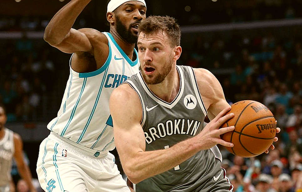 Cú va vào mặt của Reese, cổ chân của Jones và khoảng trống dữ liệu mà WNBA chưa lấp